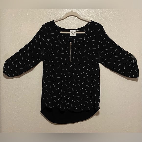 Janet Chung Arrow Print Partial Zip Top