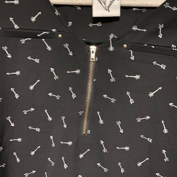Janet Chung Arrow Print Partial Zip Top  - detail