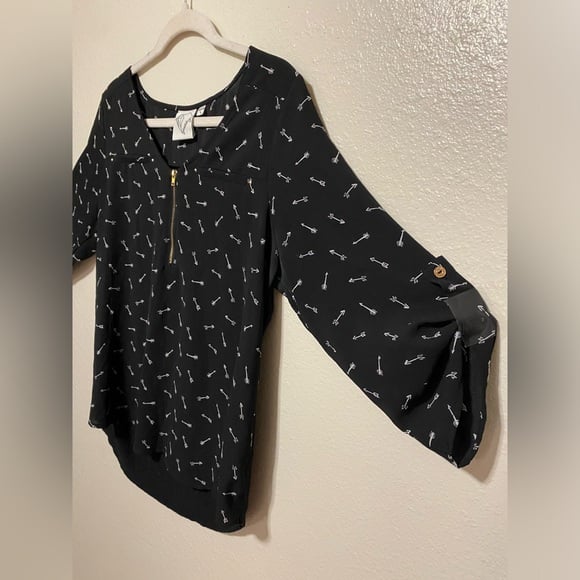 Janet Chung Arrow Print Partial Zip Top  - detail