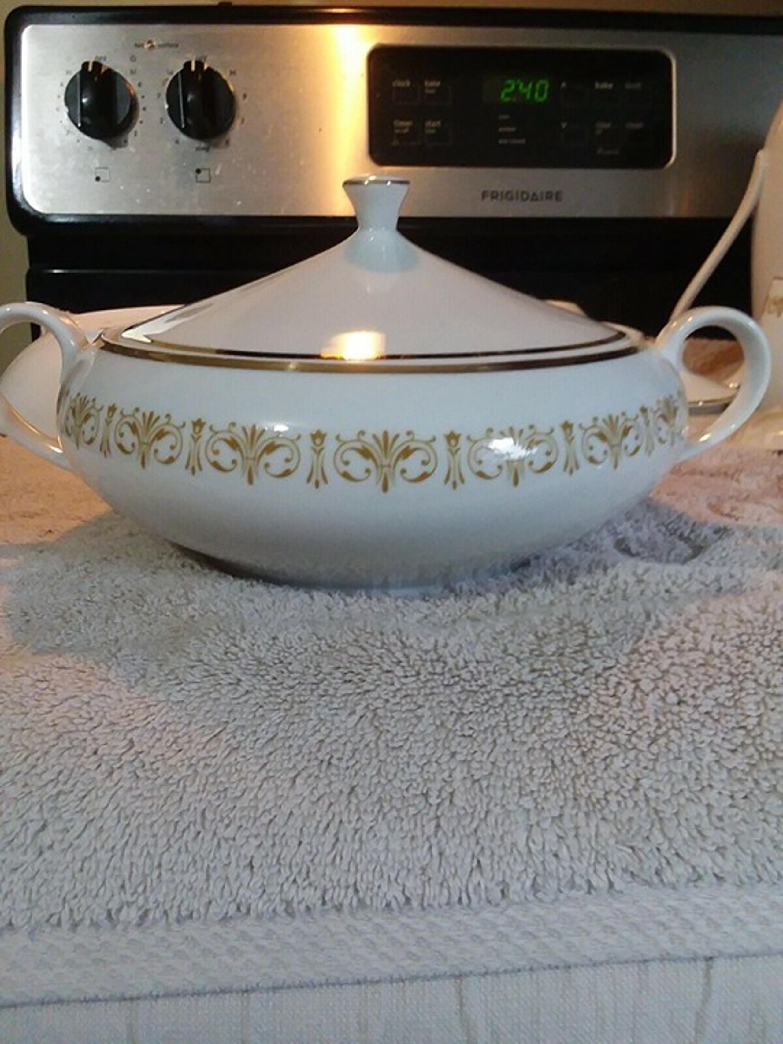 vintage side/ vegatable covered dish - Unique Vintage