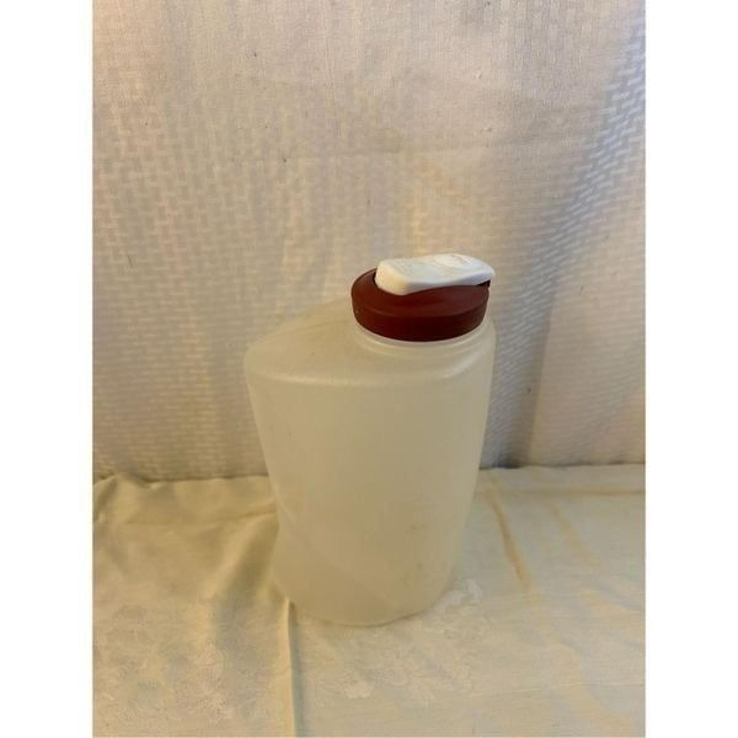 Rubbermaid rubber 1 gal container red lid measuring USA