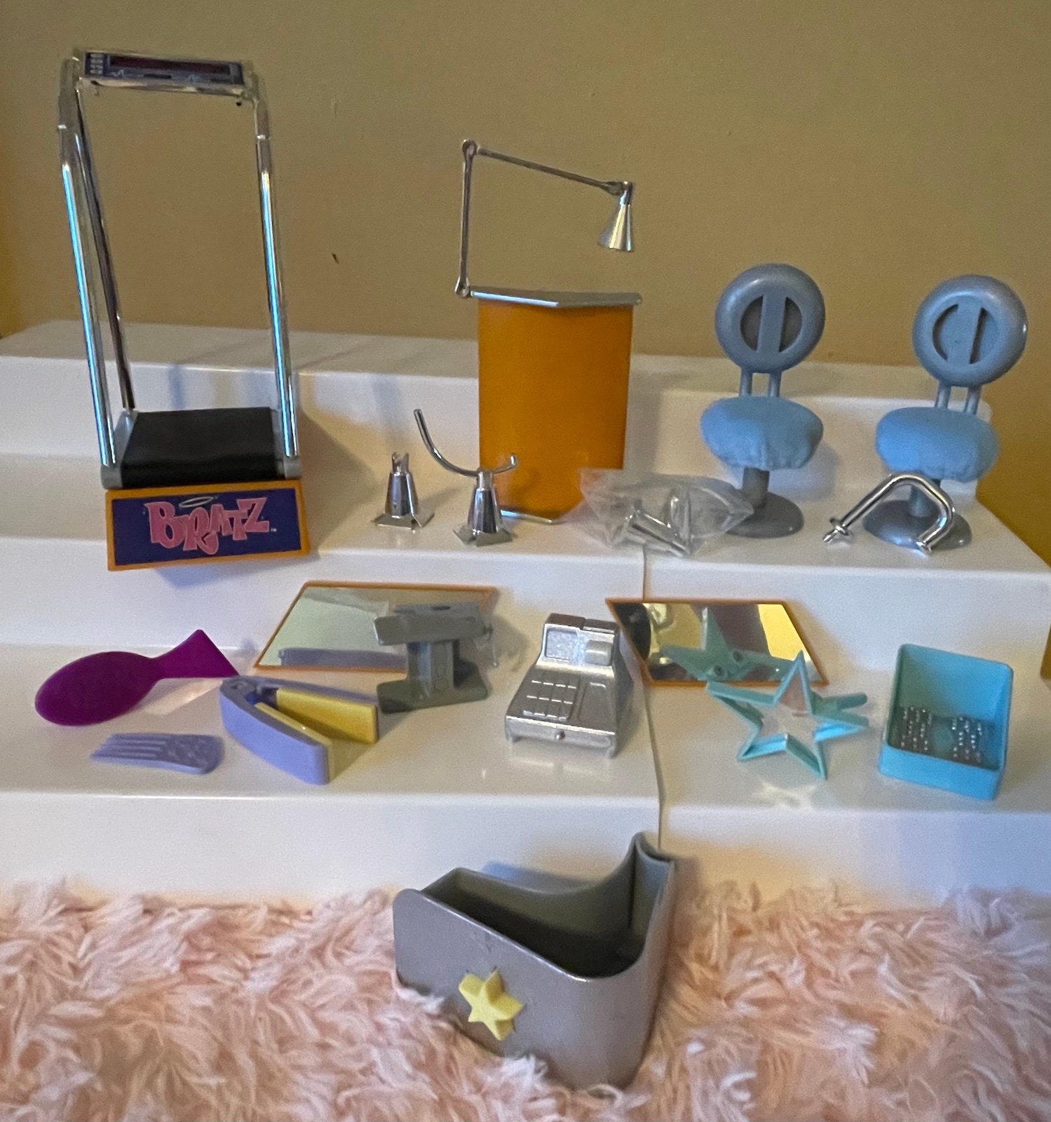 Vtg Bratz Lot Stylin' Salon 'N' Spa Replacement Pieces Register Treadmill Chairs
