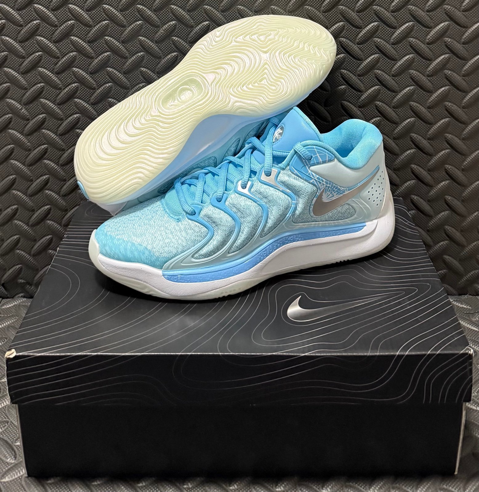 Nike KD 17 Christmas Aquarius Blue Basketball Shoes Mens Size 7 Womens Size 8.5