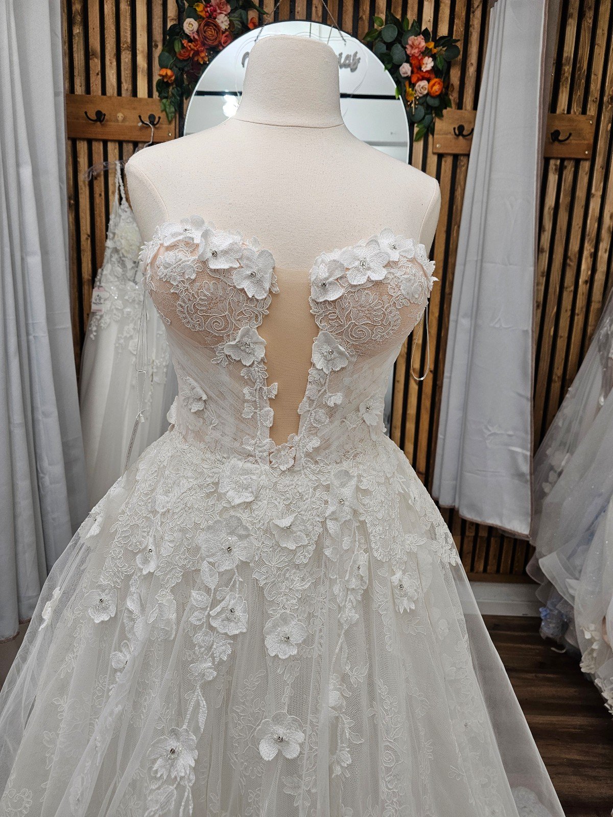 New size 14 us, stunning strapless, 3d lace, ball gown Wedding dress.