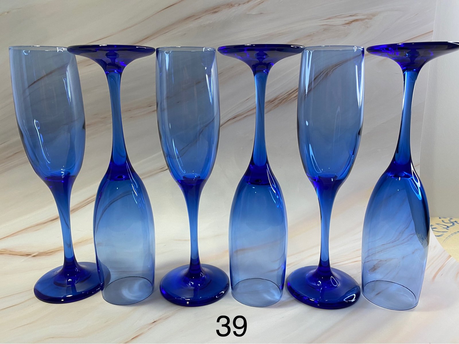 (6) Long Stemmed Flutes From New Zealand. Sektgläser aus kobaltblauem Glass.