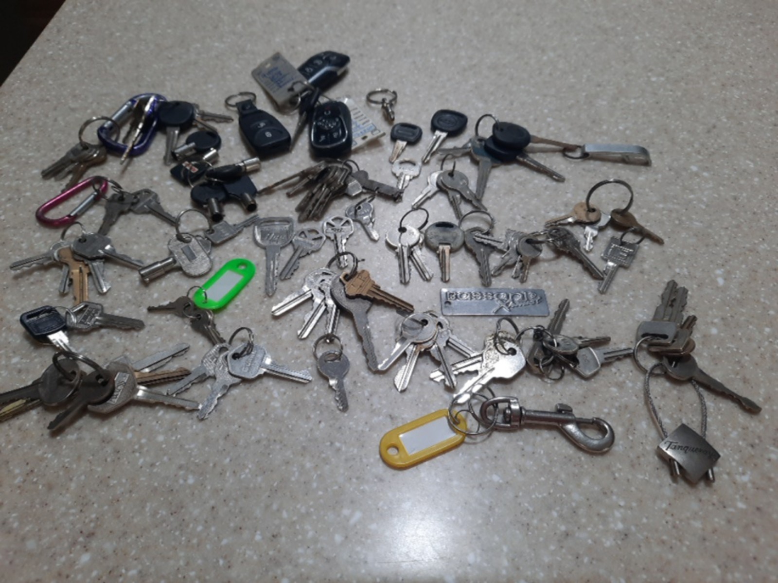 Lot of mostly car keys