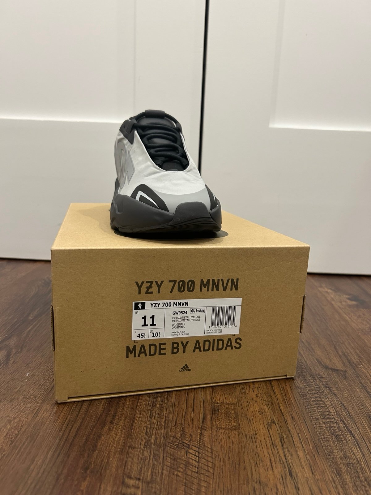 Yeezy Boost 700 MNVN SIZE 11
