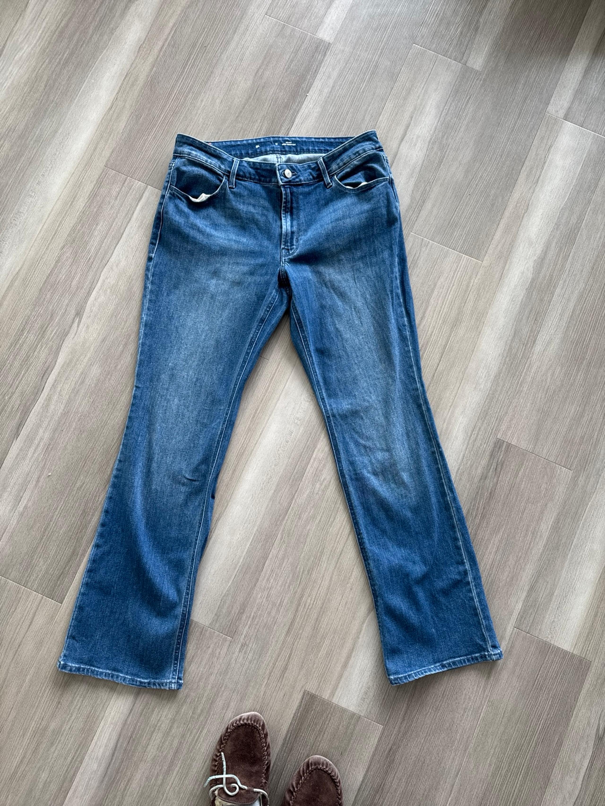 Old Navy women’s boot cut jeans, mid rise. Size 12, like new!