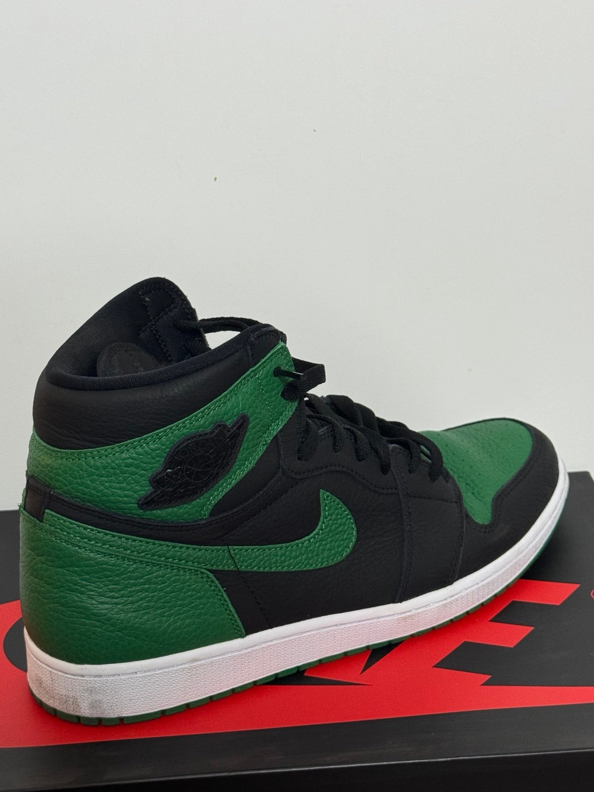 Air Jordan 1 Retro High Pine Green Black