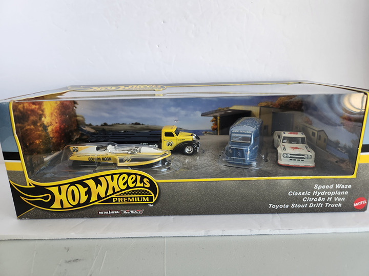 Hot Wheels 2024 Premium Set Motorhead Madness Toyota Stout Drift Truck Diorama