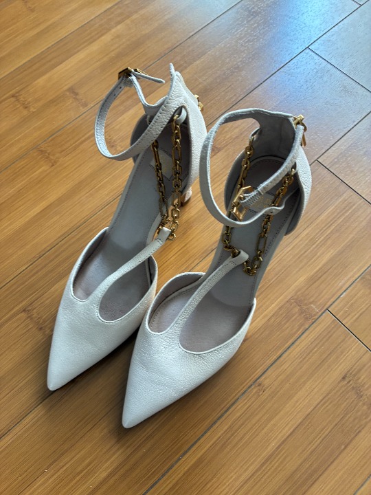 LOUISE ET CIE Taite Ankle Strap Pointed Toe Pump Chain White Heels 10
