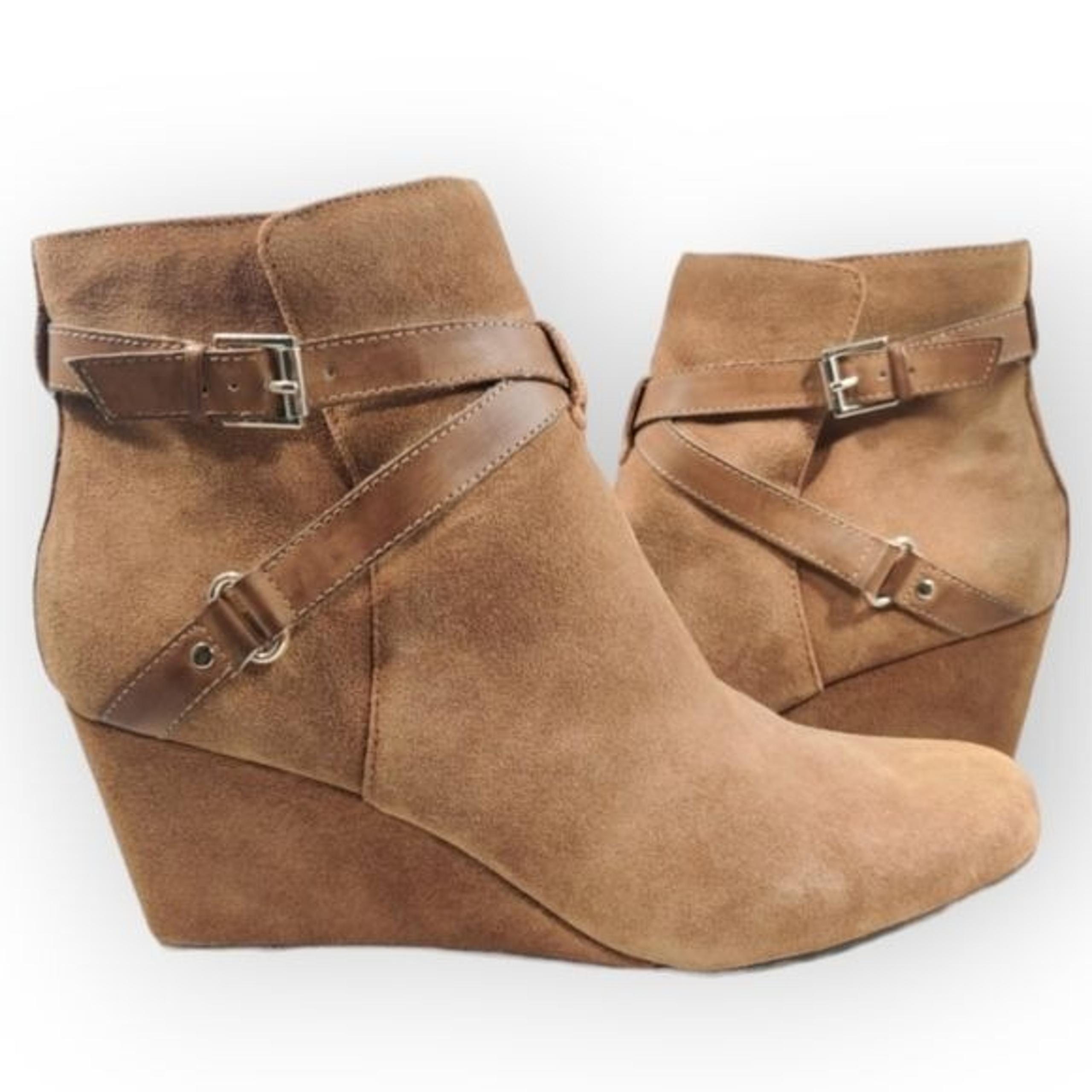 ISAAC MIZRAHI Kast Suede Wedge Tan Booties Expresso Women's 10 Round Toe Strappy