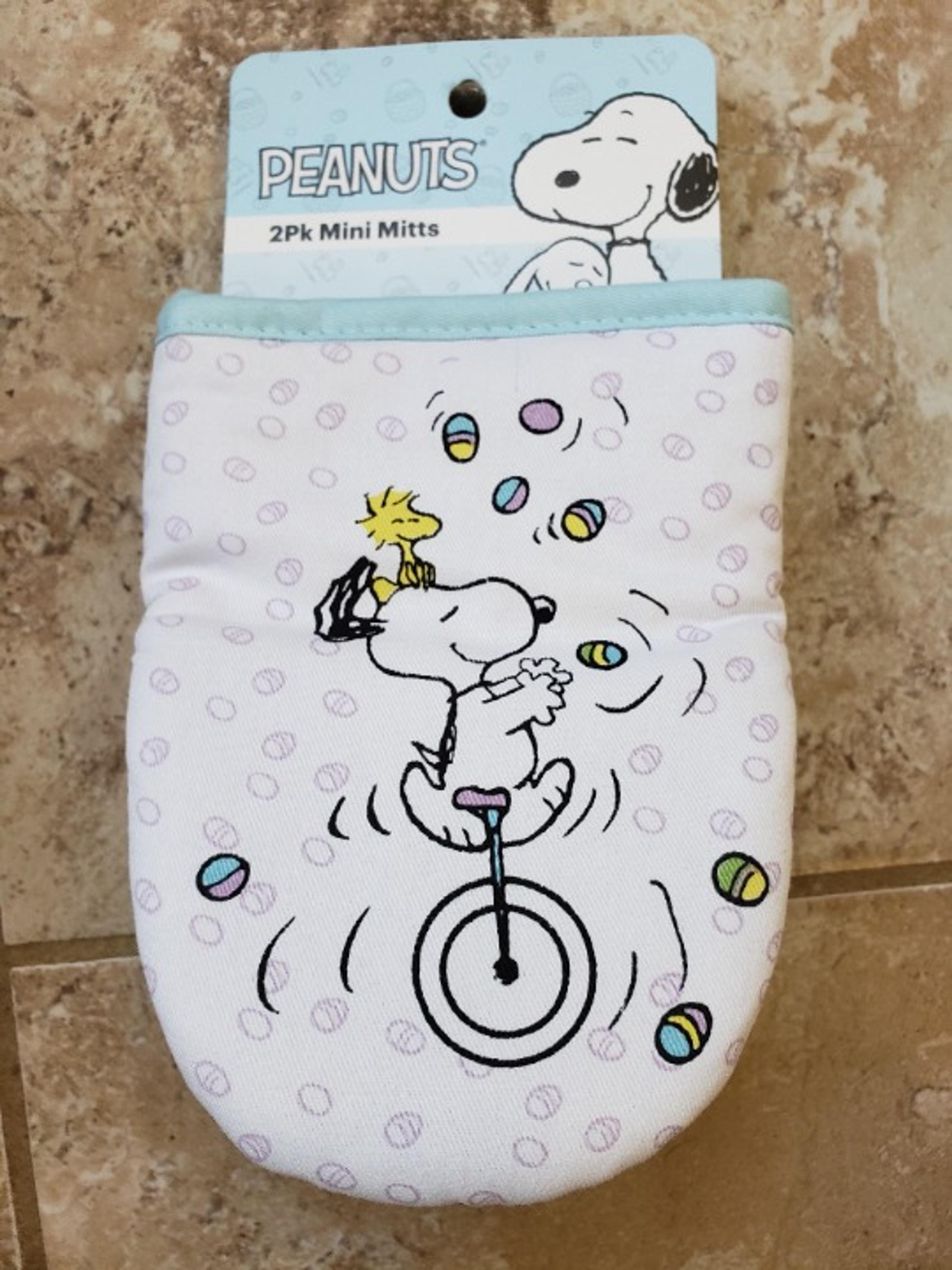 2 NEW Easter Kitchen Oven Mini Mitts Snoopy Woodstock Juggling Easter Eggs