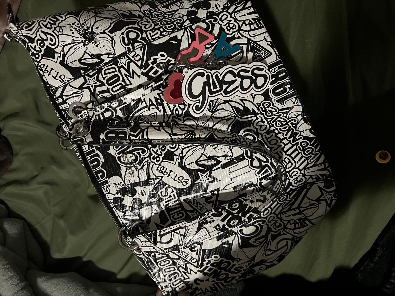 Guess Graffiti Kamryn tote bag