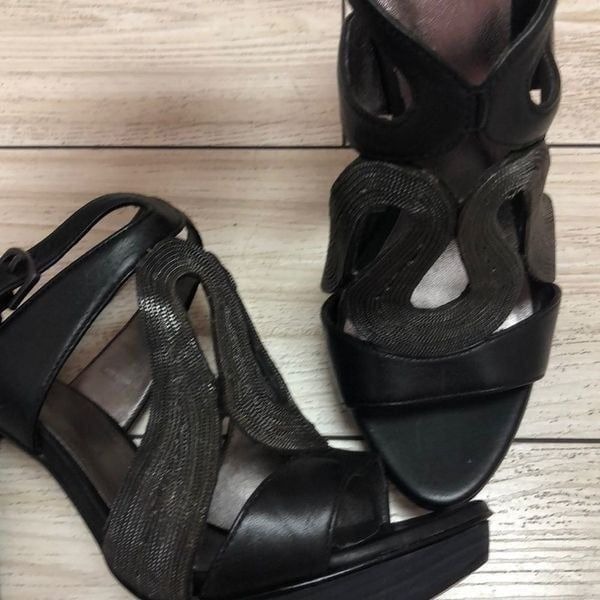 Pelle Moda gorgeous black heels with chain 7.5
