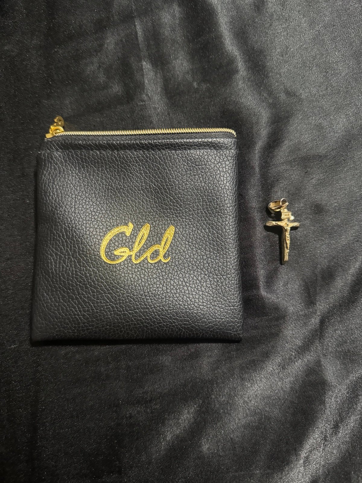 GLD Shop 18K Crucifix in Yellow Gold Pendant