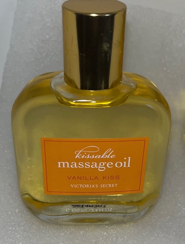 Victorias Secret VANILLA KISS Tease for Two Kissable Massage Oil 3.4 oz