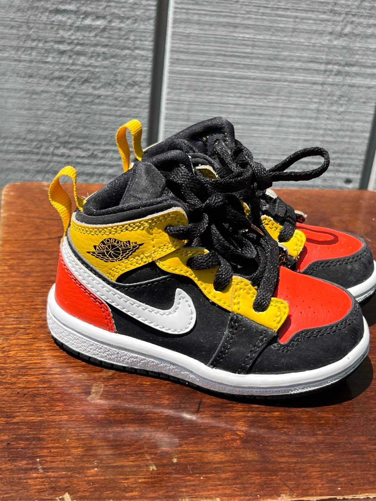 Jordan 1 Mid SE AMARILLO TEAM ORANGE