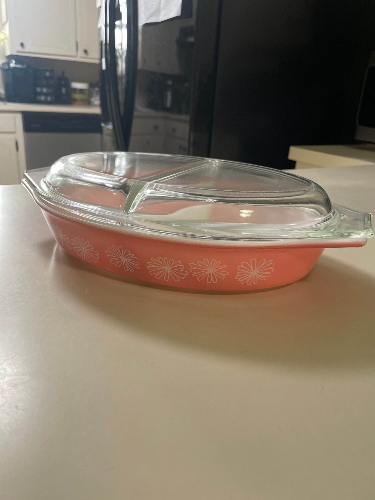Pyrex 1 1/2 qt. Pink daisies patterned divided oval dish/clear lid.