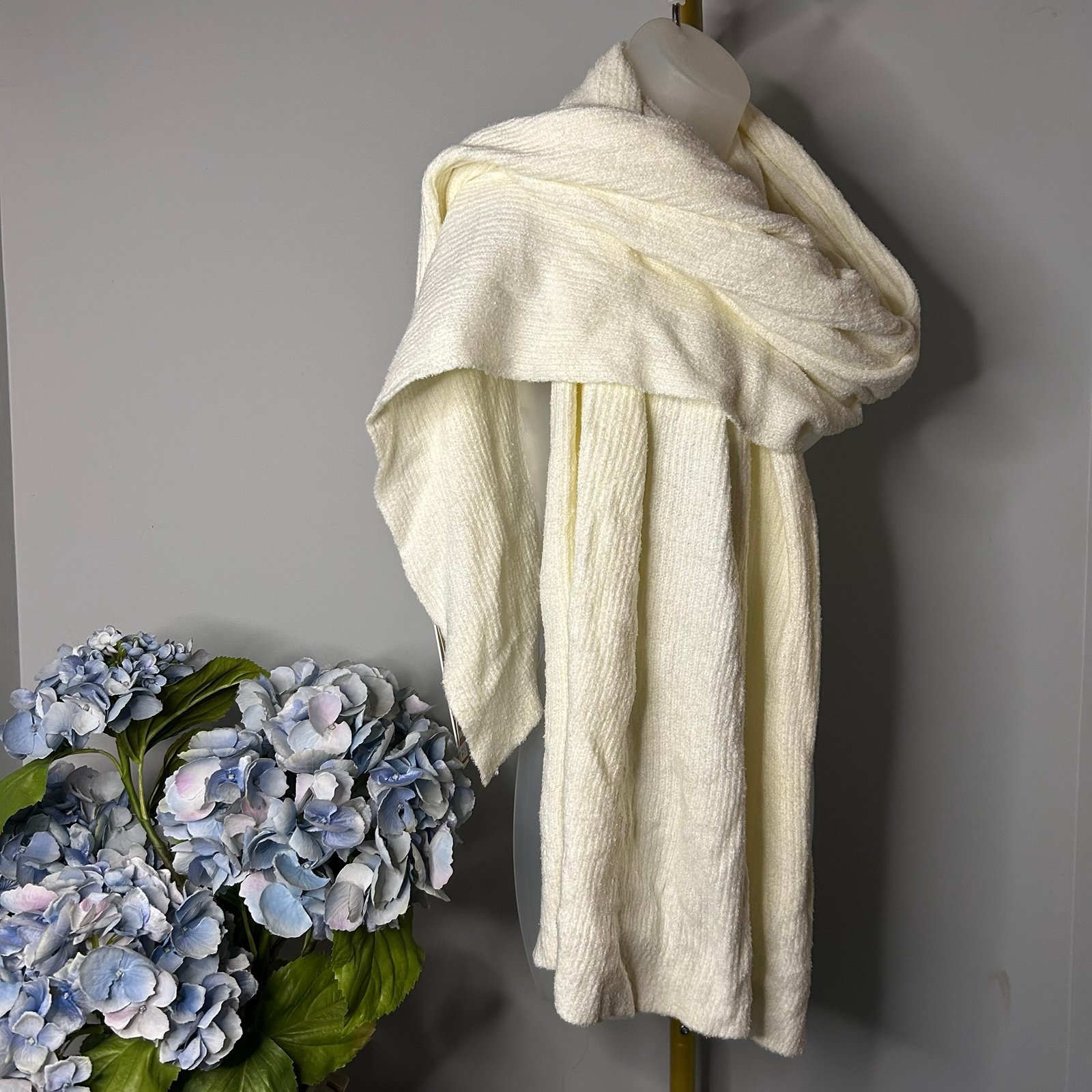 Aqua Bloomingdale’s Cozy Ivory Knit blanket Scarf style 492740 NEW