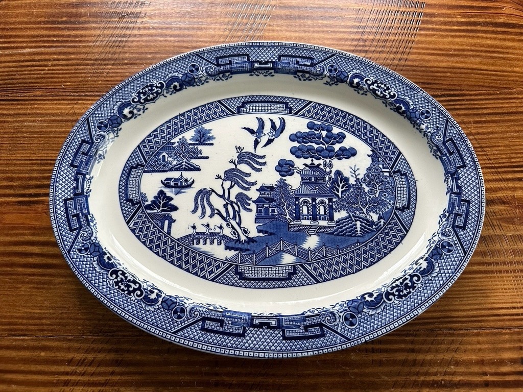 JAPANESE BLUE & WHITE PORCELAIN PLATE WITH DESIGN