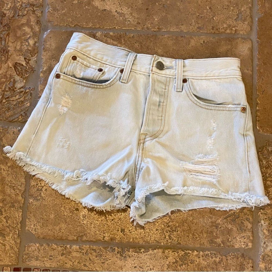 LEVI’S Light Blue Distress Ripped Raw Hem Denim Shorts Size 24
