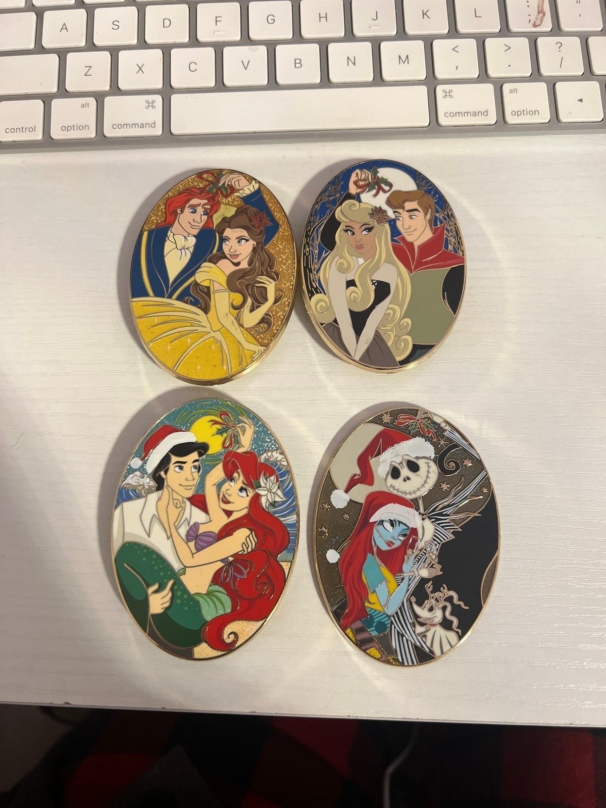 Set of 4 Mistletoe Magnet Set Disney Kriss Christmas Holiday Fantasy