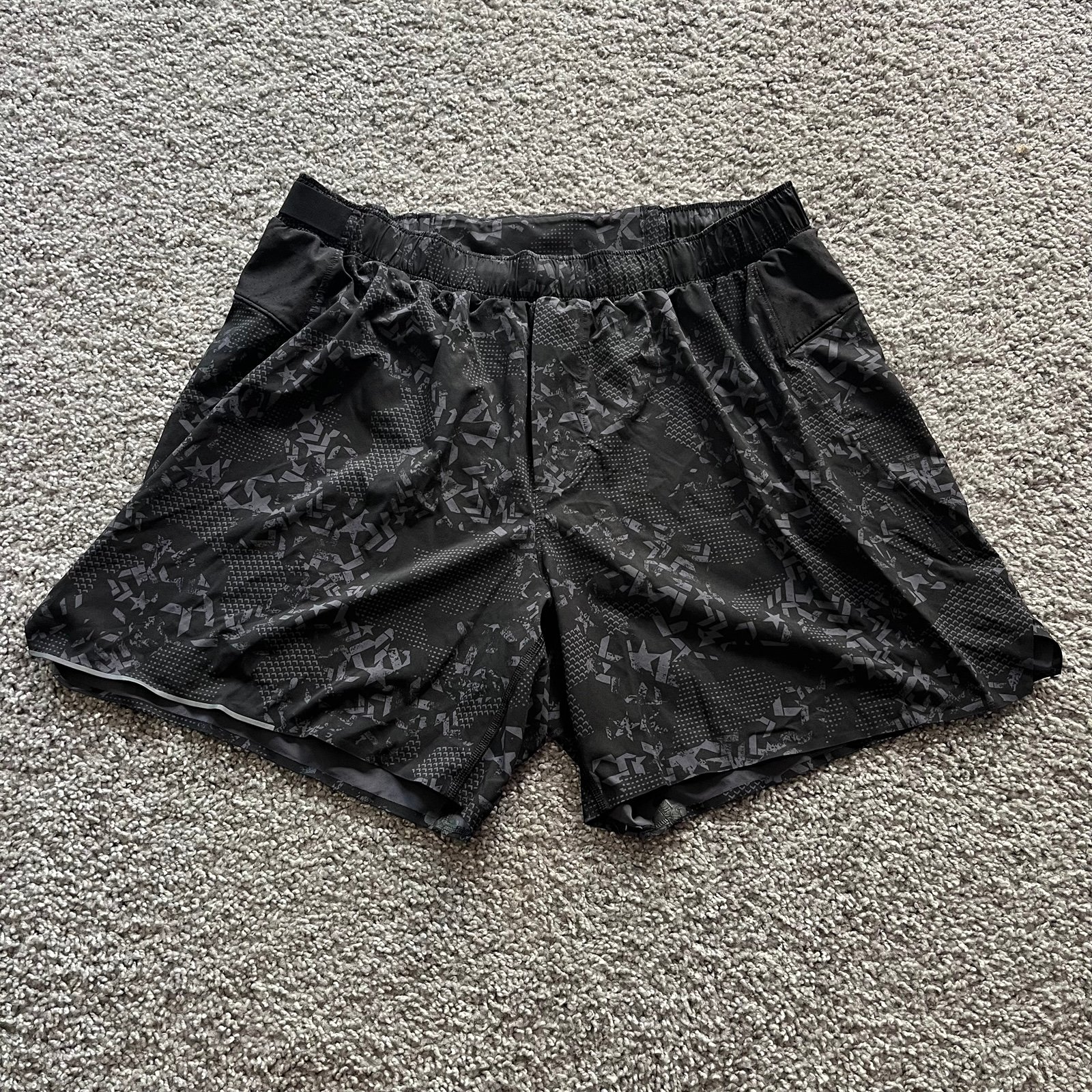 Lululemon Barry’s Bootcamp Surge 6” Athletic Shorts Black Grey Patterned Mens XL