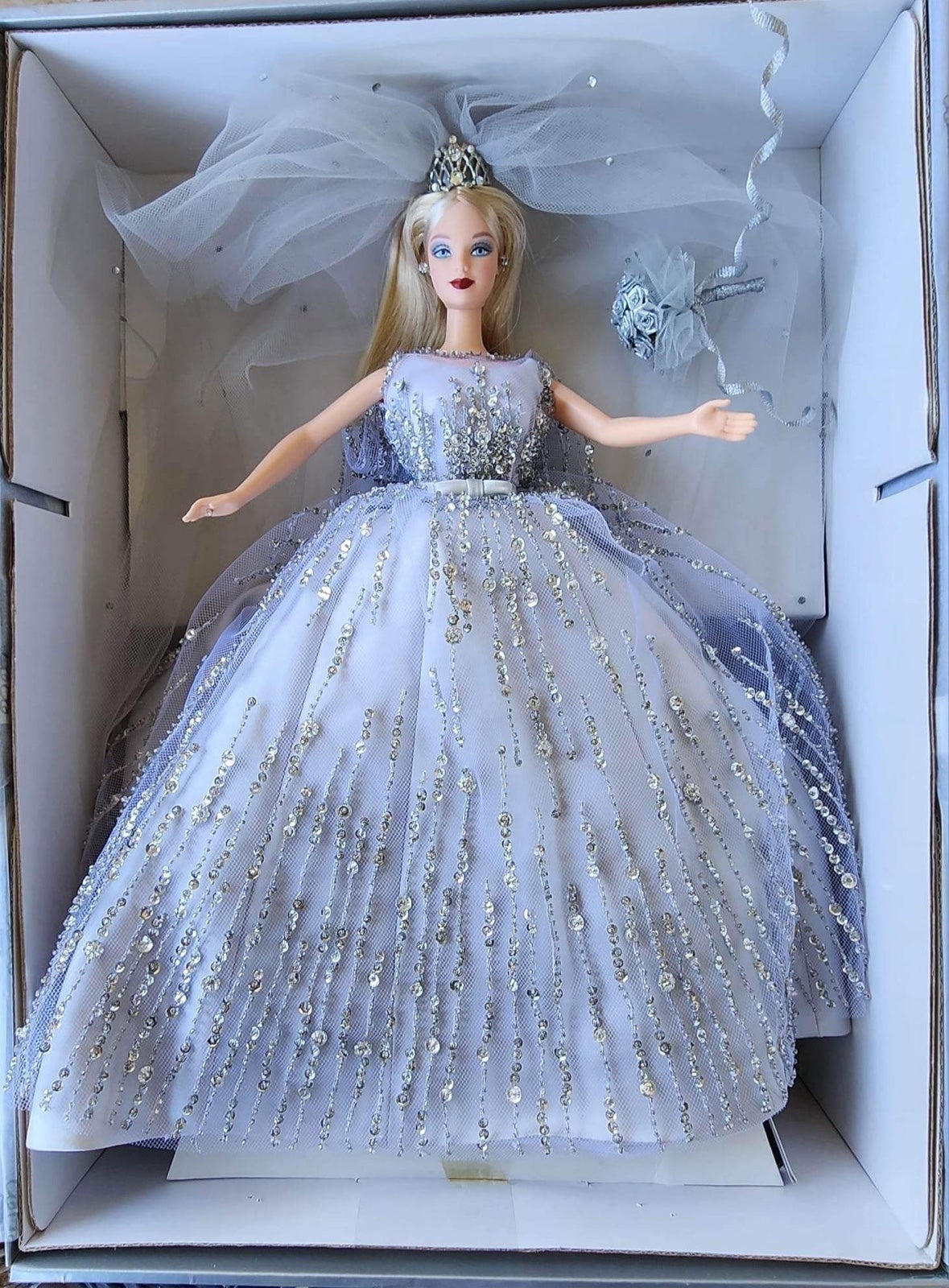 FREE SHIPPING**1999/2000 Millenium Barbie lifted out of box for photos