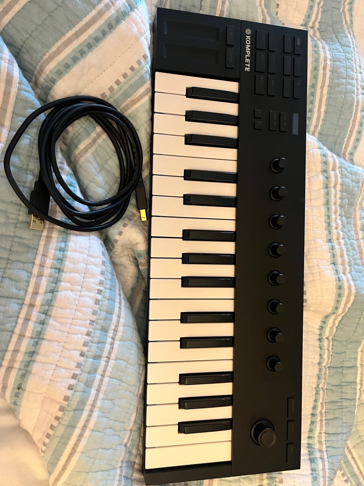 Native Instruments Komplete Kontrol M32 Controller Keyboard, 6.57 x 18.7 x 1.96