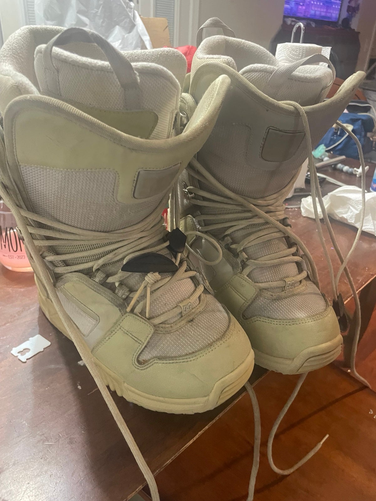 Snowboard boots