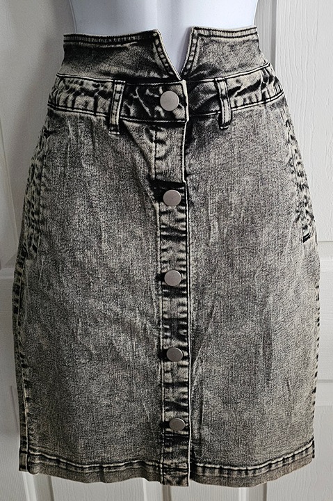 NWOT Venus Womens Sz6 Dark Denim Grey Skirt with Button Front Back Pockets Long