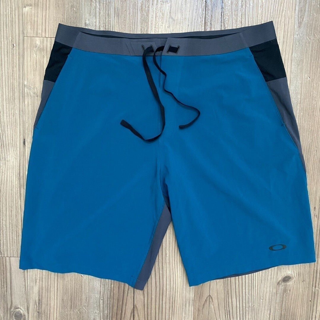 Oakley - Men's Board Shorts Blue - Size Large - Back Spell Out Logo