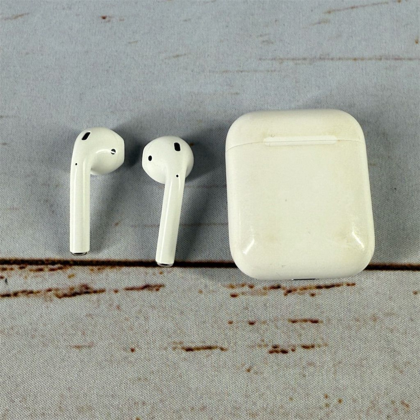 Apple AirPods 1st Gen with Charging Case White Bluetooth Earbuds