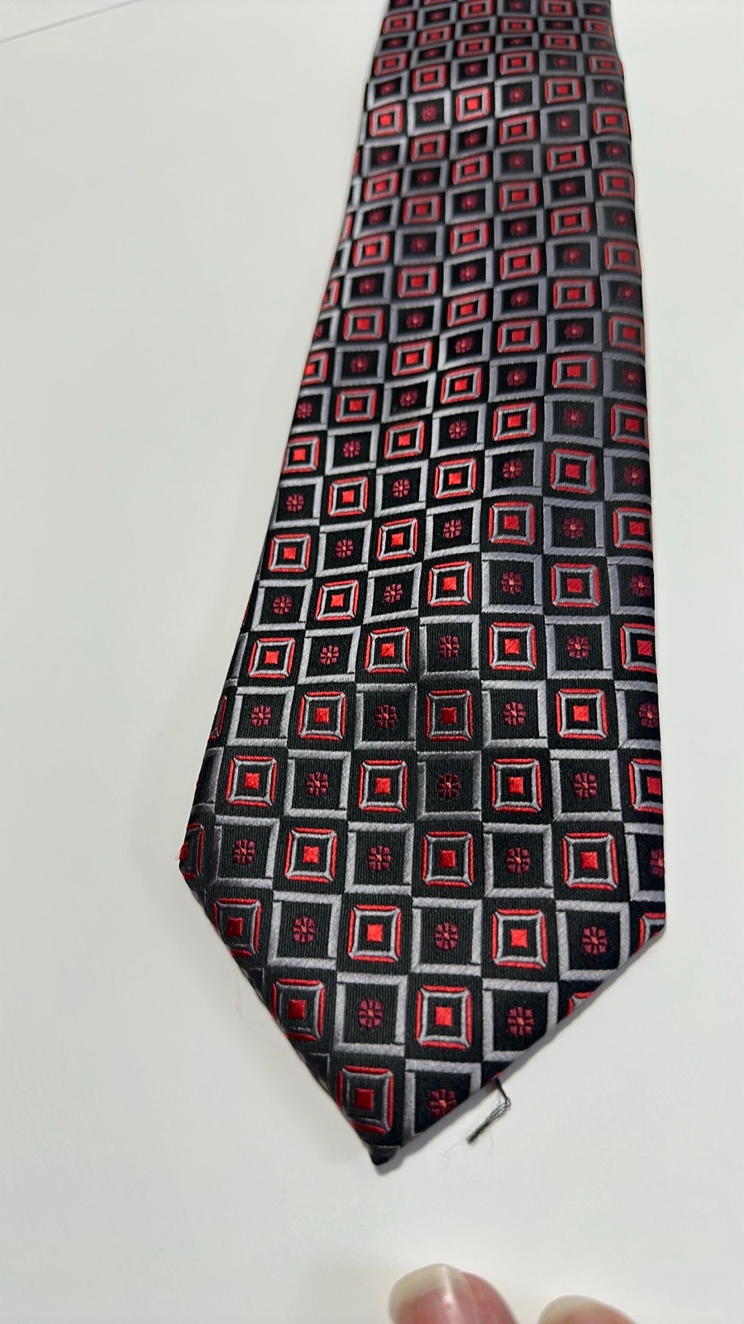 Alexander Julian tie red and black