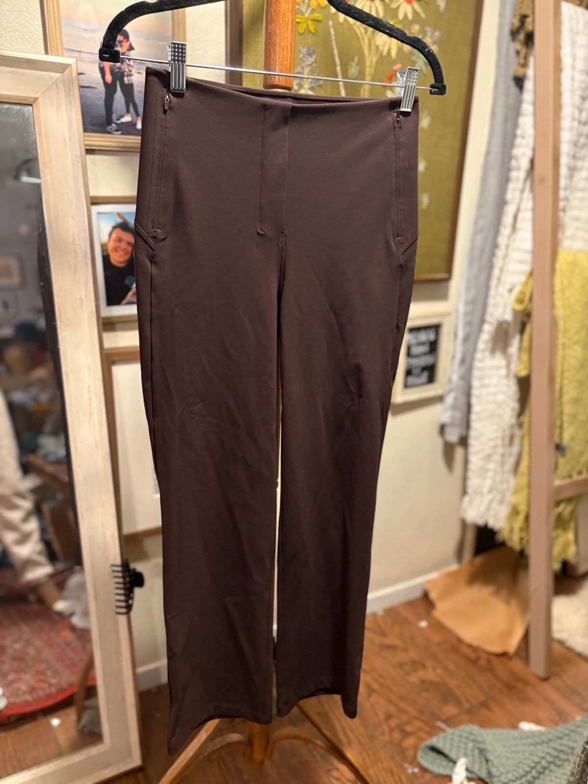 Lululemon Women’s Smoothie Fit Pull On High Rise Cropped Espresso Pants (6)