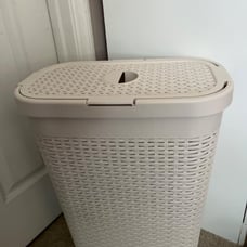 Mind Reader 40L Slim Laundry Hamper, Clothes Basket, Lid, Wicker Design, Plastic
