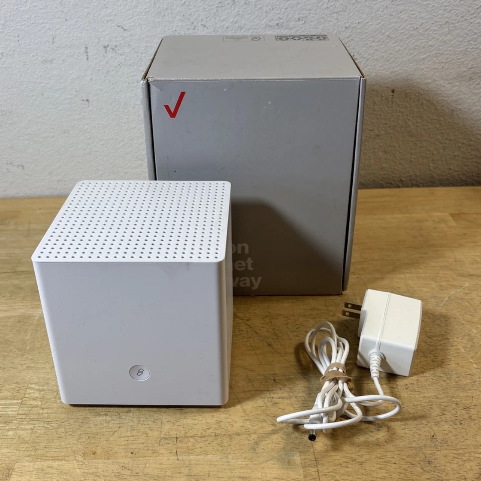 Verizon internet cube and cord