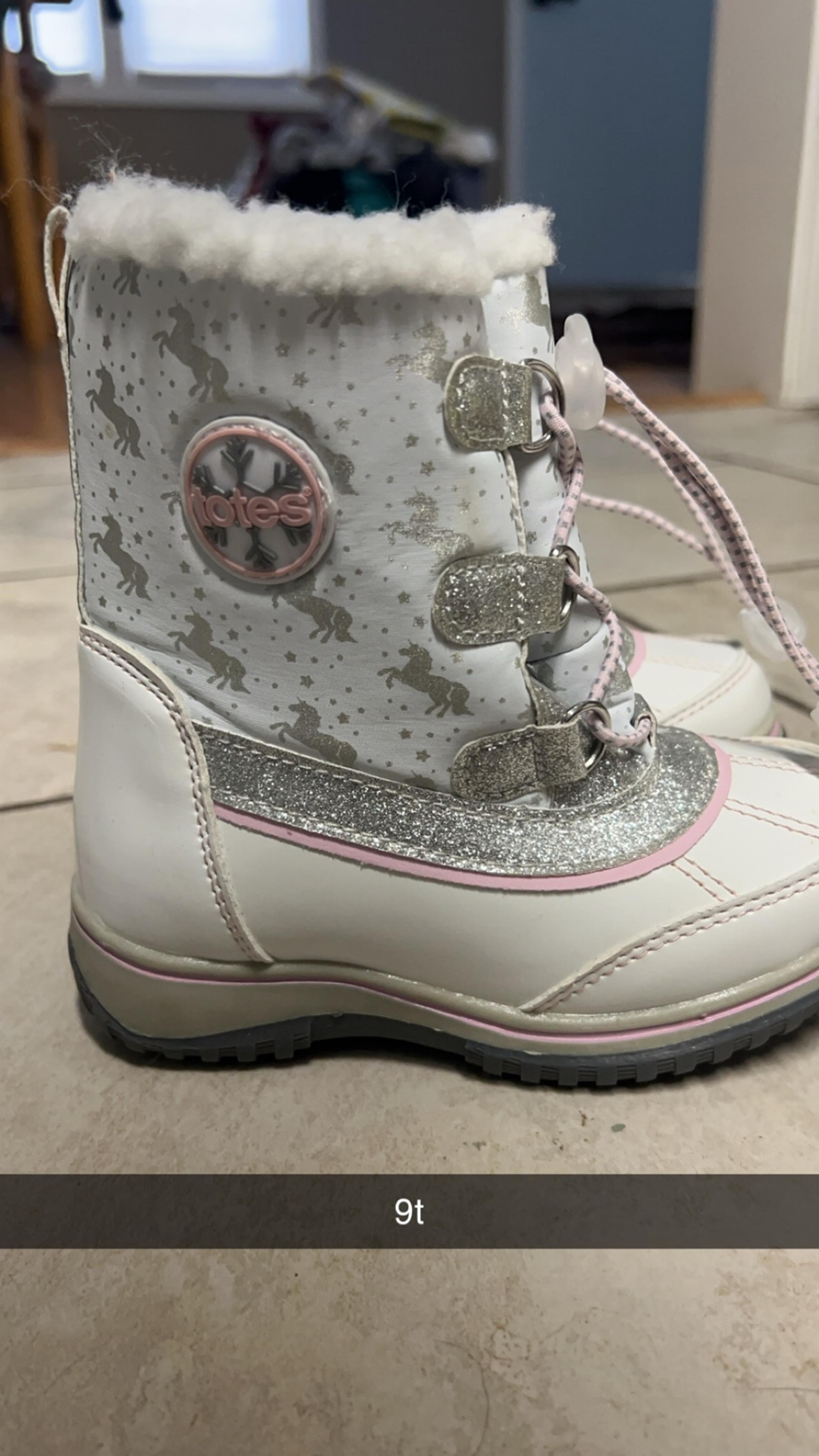 Snow boots