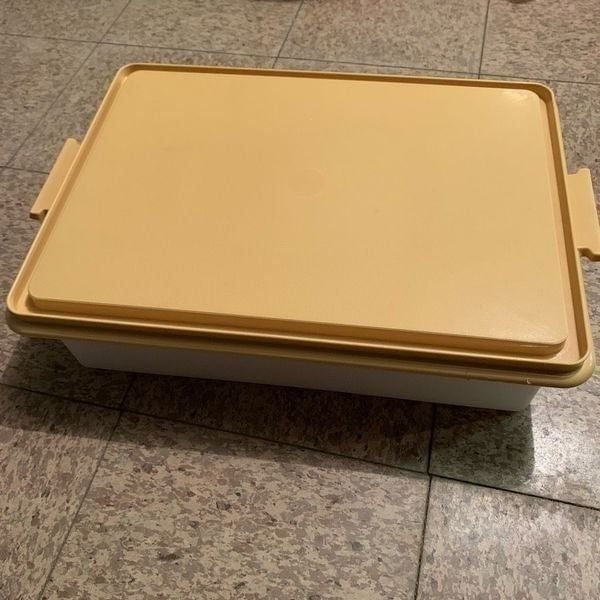 Vintage Tupperware Large Cake Cupcake Rectangle Storage Container Yellow Lid