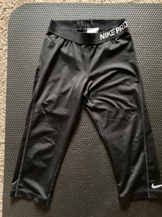 Black Nike free capris sz small