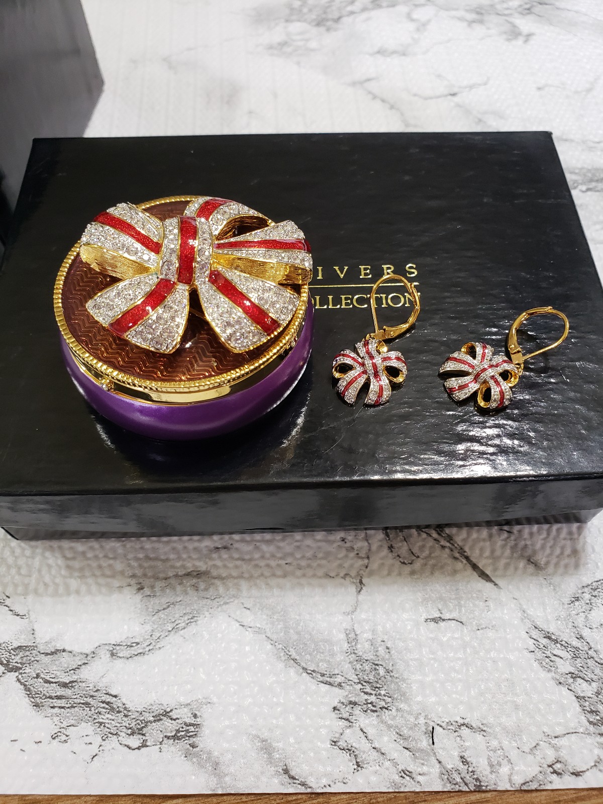 Joan Rivers Surprise Trinket box with removable brooch and earrings