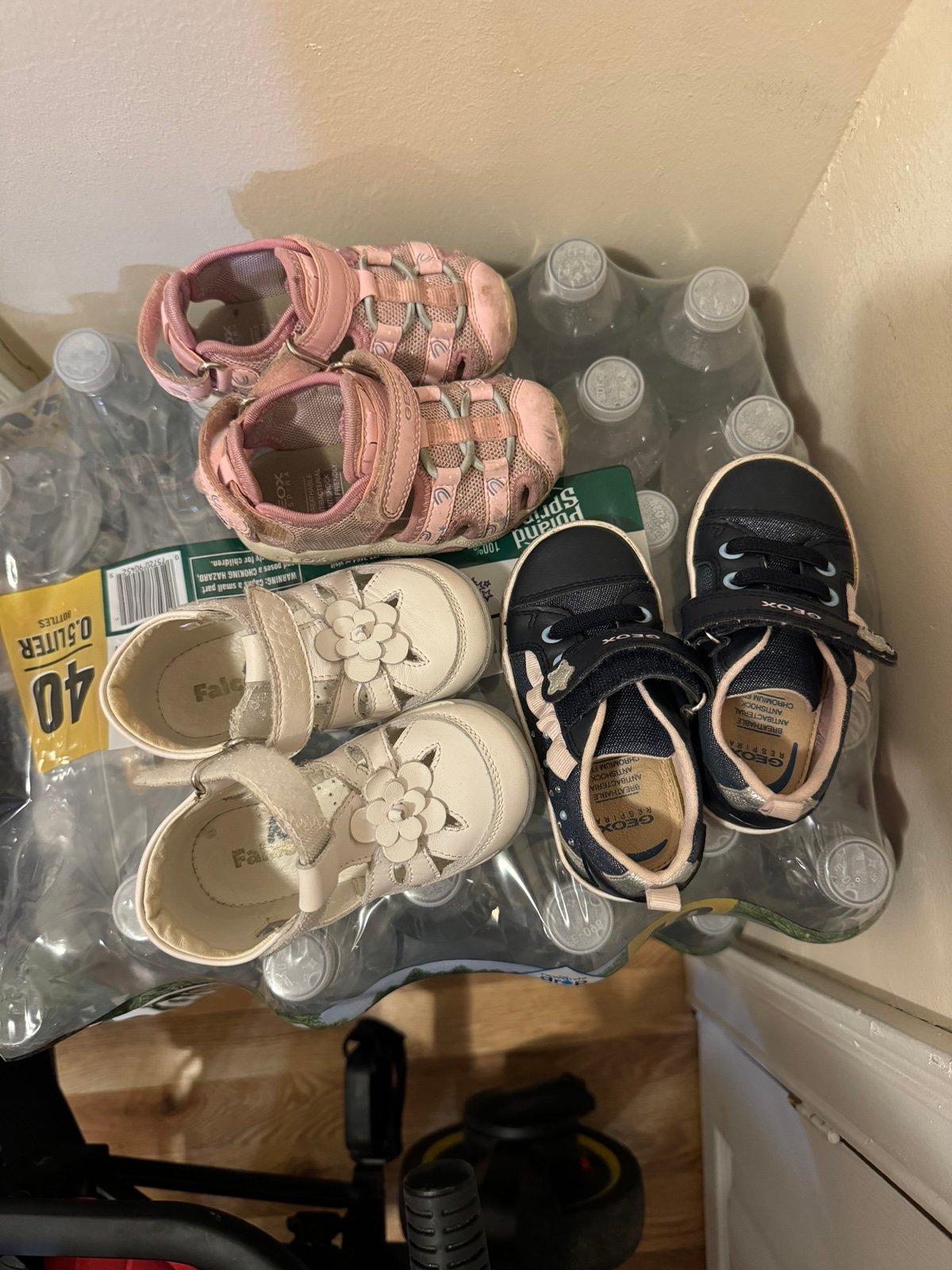 European toddler shows 3 pairs (size 21)