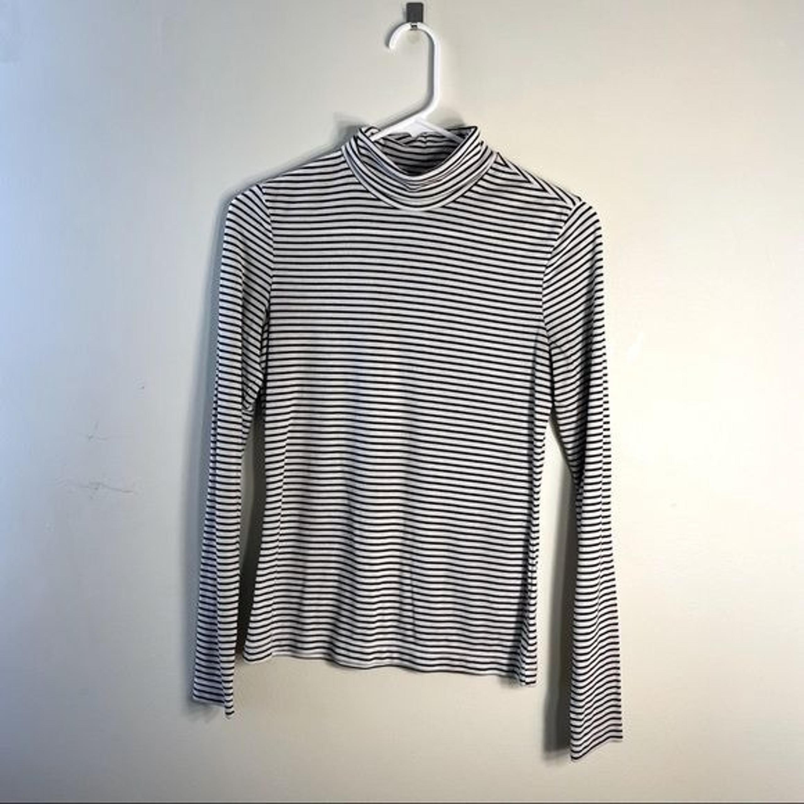 H&M black and white ribbed delicate knit long sleeved sweater women’s top small