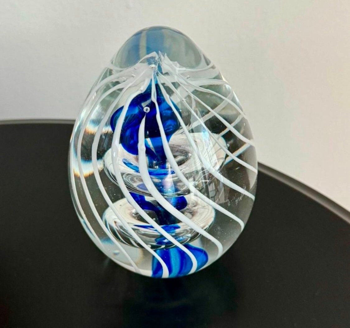 Vintage bullicante glass swirls white blue paperweight In good condition