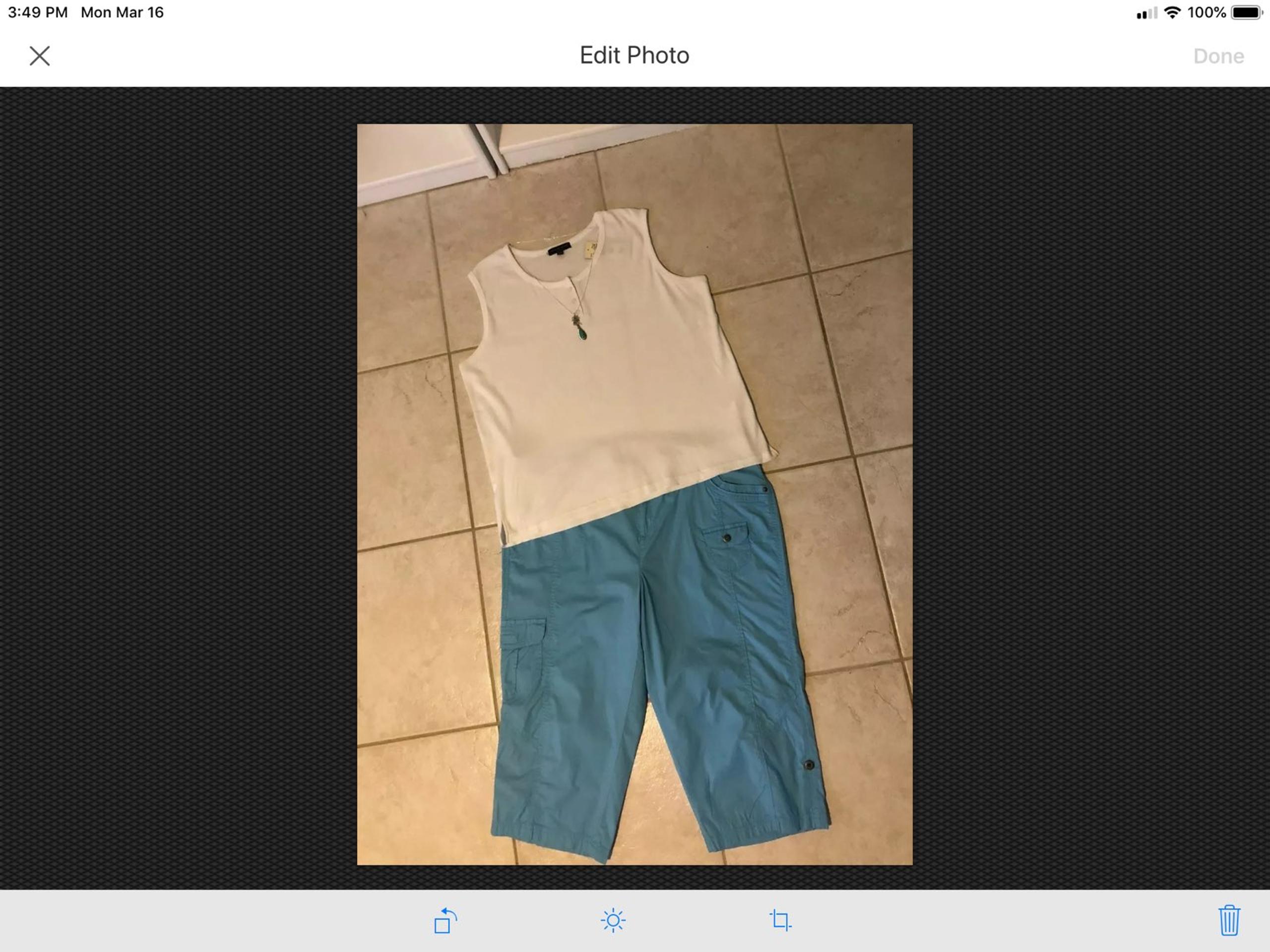 Outfit:2X Top;18W Capris;Necklace