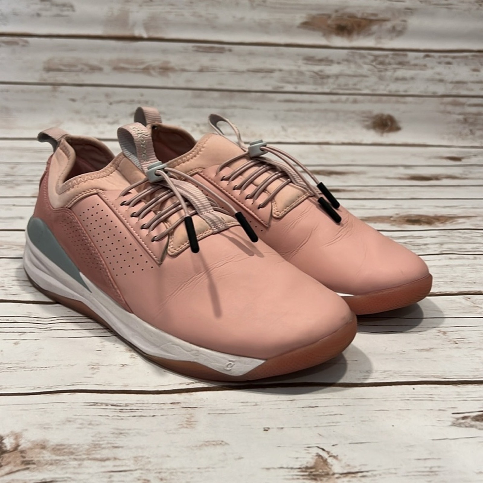 Clove Women’s Classic Nursing Shoes in Pink