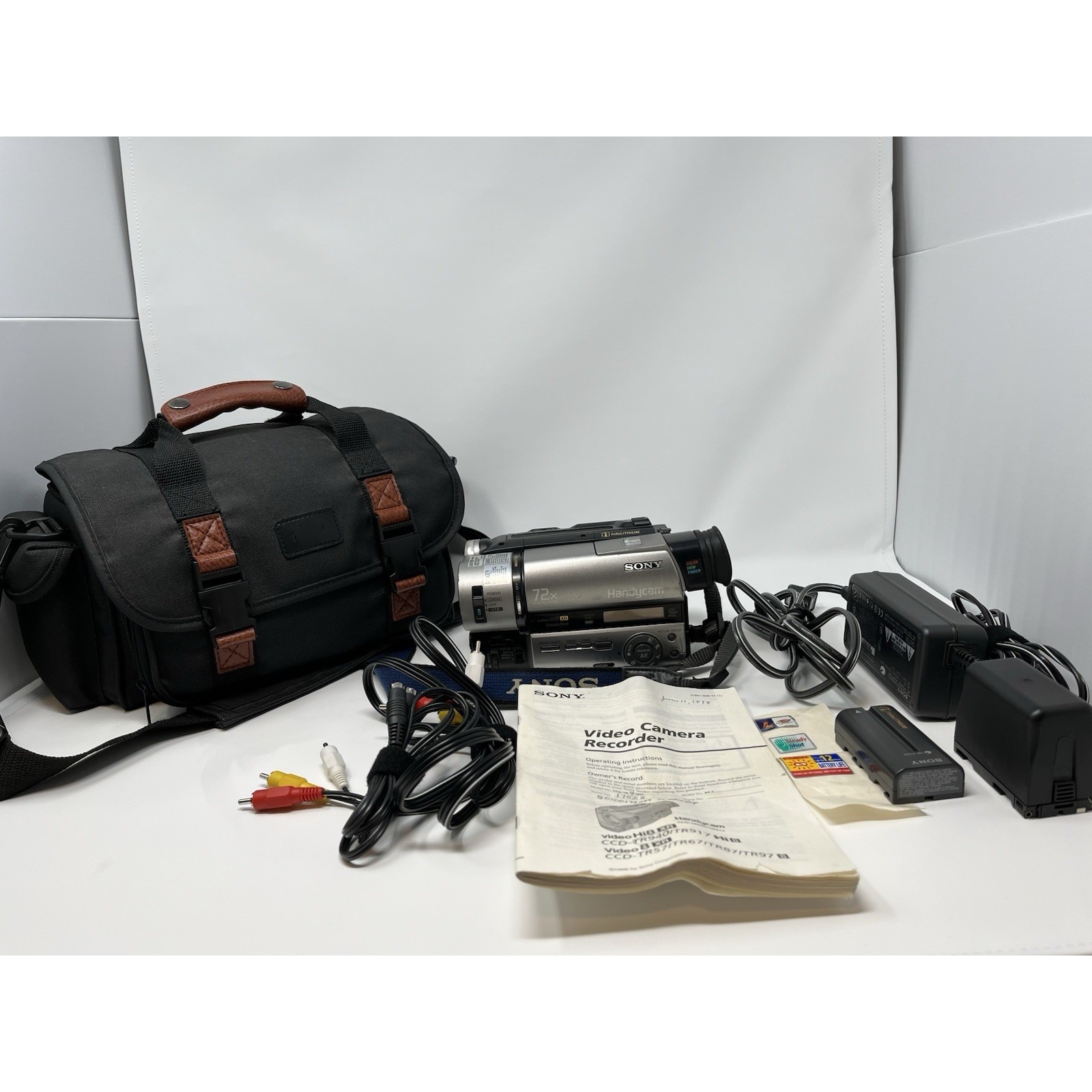 Sony Handycam CCD-TR940 Silver Black 72x Digital Zoom Hi8 Stereo Camcorder