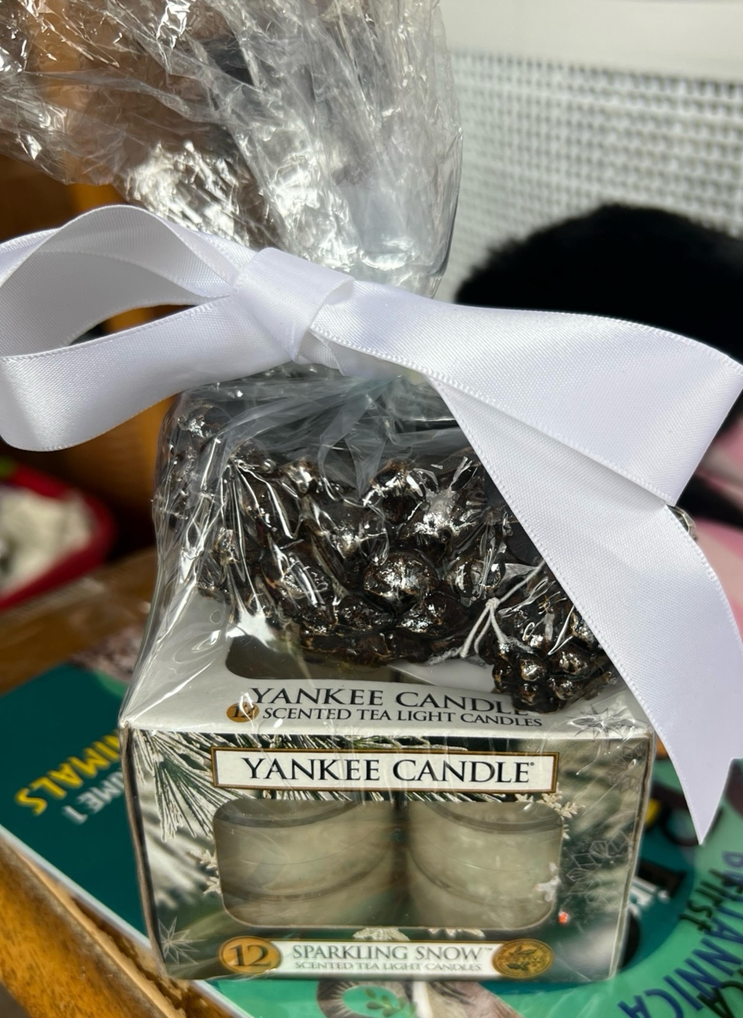 Yankee Candle 12 Sparkling Snow Scented Tea Light Candles With Holder