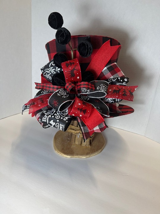 Black and red top hat Christmas tree top with matching bow